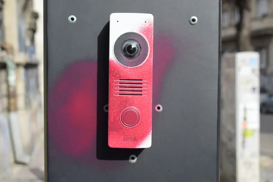 Citófono de control de acceso instalado en la entrada de un edificio